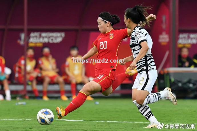 国际足球比赛，女性选手奋勇拼搏